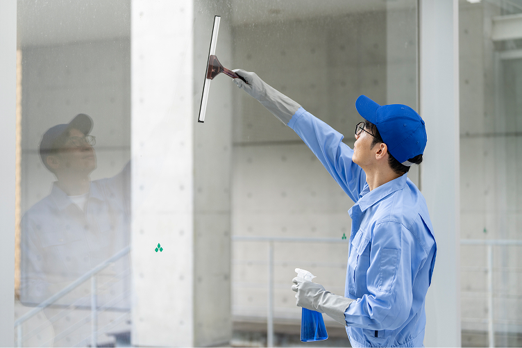 清掃作業を行っている男性