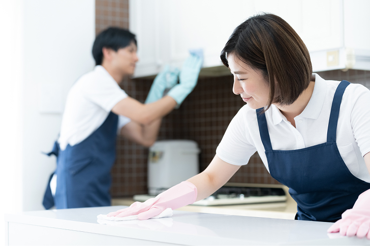 ハウスクリーニングを行っている男性と女性